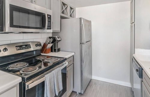 Briarforest Apartment | Landing | Stunning 1BD, Gym, Pool