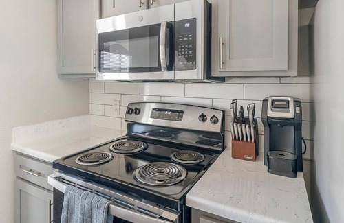 Briarforest Apartment | Landing | Stunning 1BD, Gym, Pool