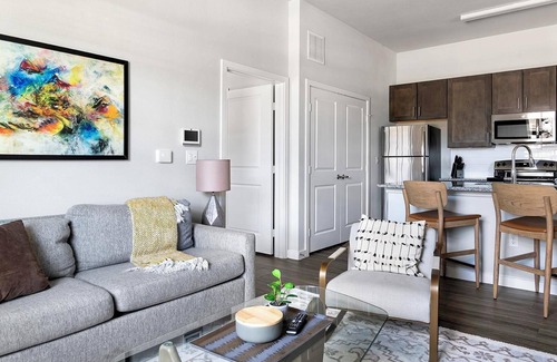 Dallas Apartment | Landing | Stunning 1BD, Gym, Pool