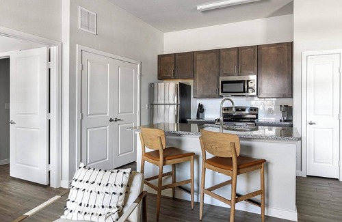 Dallas Apartment | Landing | Stunning 1BD, Gym, Pool