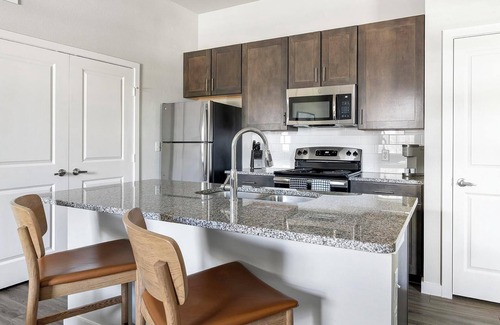 Dallas Apartment | Landing | Stunning 1BD, Gym, Pool