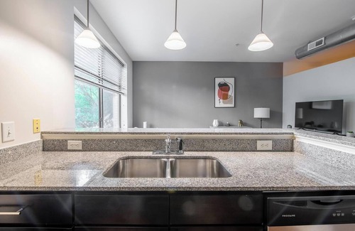 Church Hill Apartment | Landing | Stunning 1BD, Rooftop Lounge, Courtyard