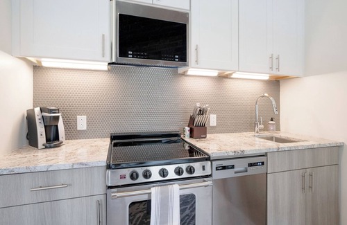 Berryessa Apartment | Landing | Stunning 1BD in Five Points South