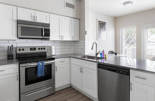 Fort Worth Apartment | Landing | Stunning 1BD, Pool, Gym