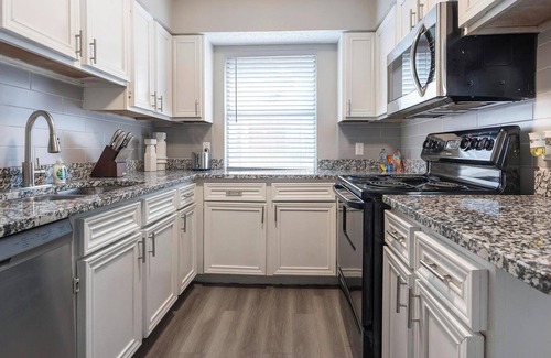 Southside Apartment | Landing | Stunning 2BD, Gym, Pool