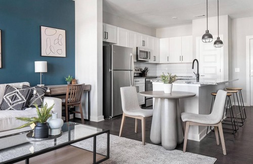 Mableton Apartment | Landing | Stunning 2BD, Gym, Pool