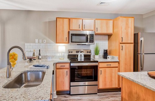Eureka Apartment | Landing | Stunning 2BD, Gym, Clubhouse