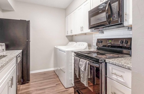 Cordova Apartment | Landing | Stunning 2BD, Pool, Gym