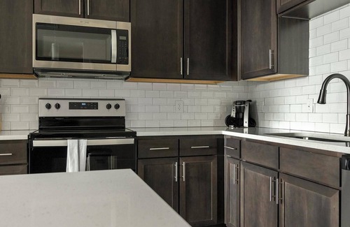 Palmetto Apartment | Landing | Stylish 1BD, Gym, Pool