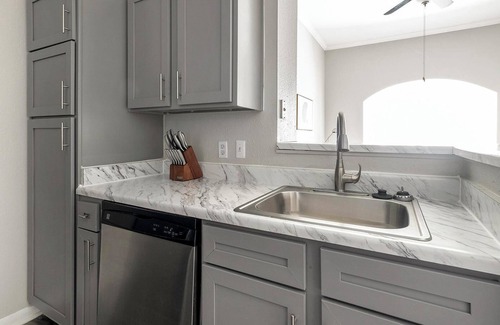 Briarforest Apartment | Landing | Stylish 1BD, Pool, Gym