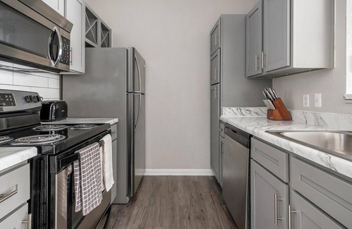 Briarforest Apartment | Landing | Stylish 1BD, Pool, Gym
