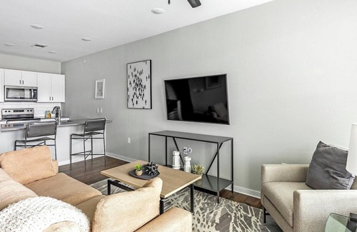 Madison Apartment | Landing | Stylish 1BD, Pool, Gym