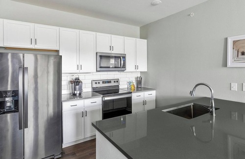 Madison Apartment | Landing | Stylish 1BD, Pool, Gym