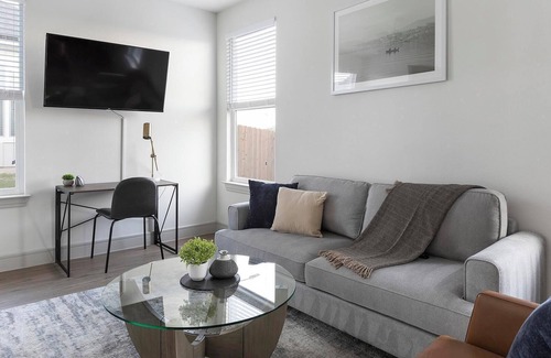 Tarrant County Apartment | Landing | Stylish 1BD, Pool, Gym