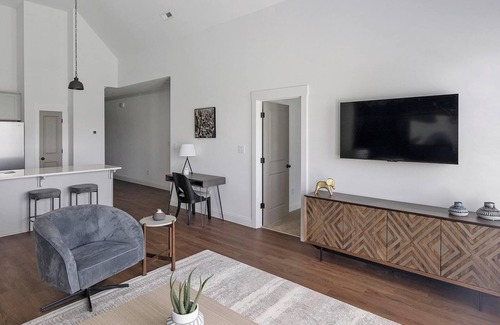 Athens Apartment | Landing | Stylish 2BD, Clubhouse, Gym