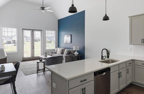 Athens Apartment | Landing | Stylish 2BD, Clubhouse, Gym