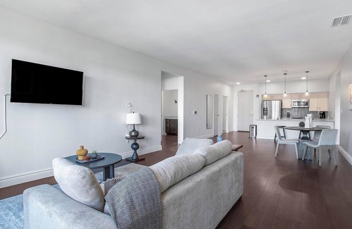 Little Italy Apartment | Landing | Stylish 2BD, Gym
