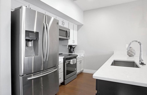 Little Italy Apartment | Landing | Stylish 2BD, Gym