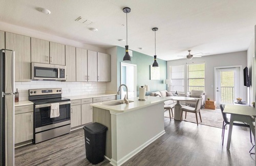 Covington Apartment | Landing | Stylish 2BD, Gym, Yoga Studio