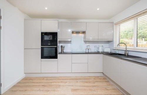 Dundee Apartment | Langley House, 5 bed, all doubles with Smart TV fully equipped kitchen and spacious with private parking INVOICES and REDUCED RATES only available through Langley Cottages and Apartment IDEAL FOR TRADES