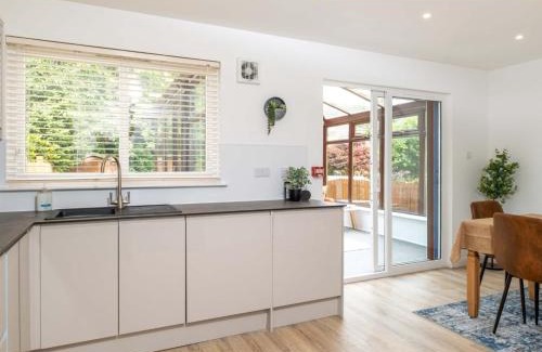 Dundee Apartment | Langley House, 5 bed, all doubles with Smart TV fully equipped kitchen and spacious with private parking INVOICES and REDUCED RATES only available through Langley Cottages and Apartment IDEAL FOR TRADES