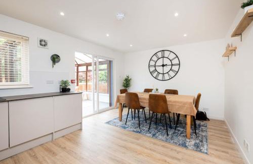 Dundee Apartment | Langley House, 5 bed, all doubles with Smart TV fully equipped kitchen and spacious with private parking INVOICES and REDUCED RATES only available through Langley Cottages and Apartment IDEAL FOR TRADES