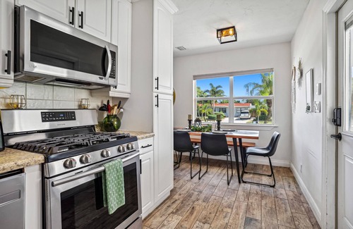 Lantana House | Lantana Beach House-5 mins to Beach-nKING BD/Hot Tub/Pool/Fire Pit/Gym/Mini Putt