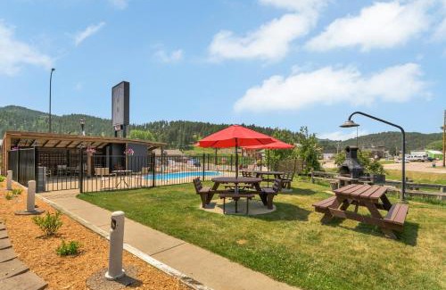 Hill City Hotel | Lantern Inn