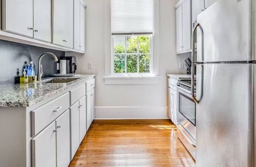 Central Carrollton Association Apartment | Lapis Lodge King Size bed Near Street Car Line