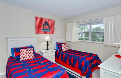 Longboat Key Apartment | LaPlaya 201E Nestled in the palms just steps from the pool