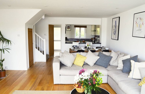 South Cerney Cottage | Lapwing Lake Lodge - Stylish New England lakeside retreat in the Cotswold Water Park with hot tub