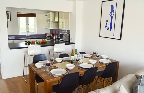 South Cerney Cottage | Lapwing Lake Lodge - Stylish New England lakeside retreat in the Cotswold Water Park with hot tub