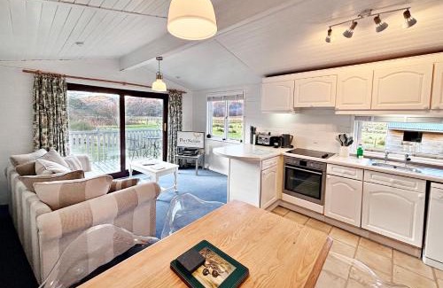 Crianlarich Ski Chalet | Lapwing Lodge with loch and mountain view
