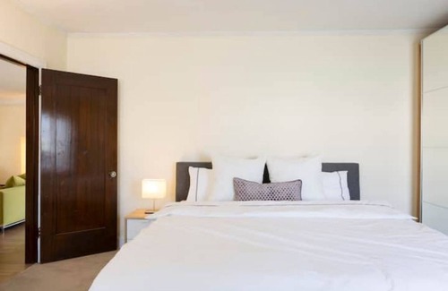Larchmont Bed & Breakfast | Larchmont Village stunning upper duplex lots of light 3bd 3ba personal Air units