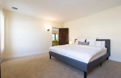 Larchmont Bed & Breakfast | Larchmont Village stunning upper duplex lots of light 3bd 3ba personal Air units
