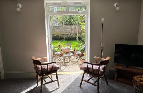 Cantelowes Apartment | Large 1 bd period garden flat, Kings Cross - Camden