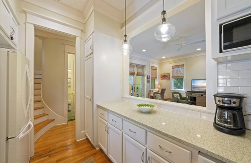 Seaside House | Large 1 BD Guest Cottage Stand Alone Home in Seaside + 2 Adult Bikes!