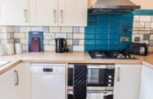 London Borough of Hounslow Apartment | Large 1-bedroom Apartment close to Heathrow Airport