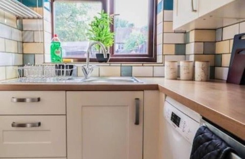 London Borough of Hounslow Apartment | Large 1-bedroom Apartment close to Heathrow Airport