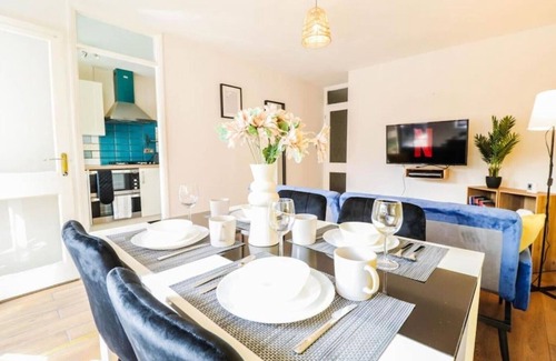 London Borough of Hounslow Apartment | Large 1-bedroom Apartment close to Heathrow Airport
