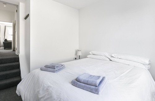 Archway Apartment | Large 1 bedroom, apartment moments from tube and Whittington Hospital