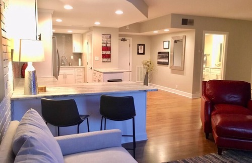 Nashville Condo | Large 1 Bedroom Condo - On Music Row - Guitar Pool