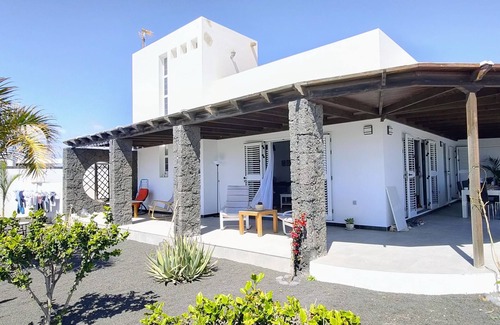 Playa Blanca Villa | Large 15 ppl. villa with garden and heated pool near the center of Playa Blanca