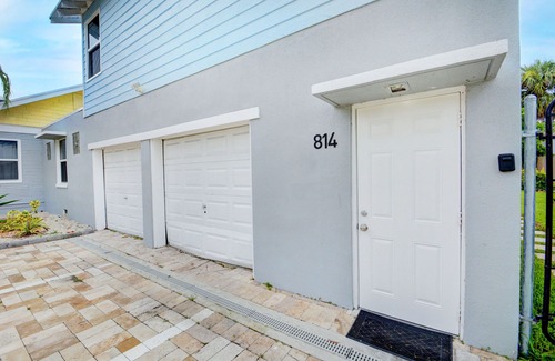 Lake Worth Apartment | "Large 1bd/1ba recently renovated beauty!"