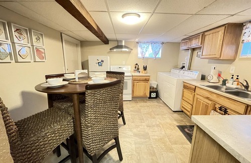 South Tabor Apartment | Large 2 Bed/1Ba Private Apt, South Tabor Stay