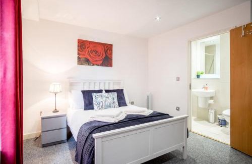 Sheffield City Centre Apartment | Large 2 Bed, 2 Bath, Free Parking & WiFi