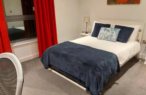 Sheffield City Centre Apartment | Large 2 Bed, 2 Bath, Free Parking & WiFi