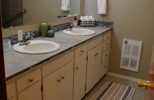 Springfield Apartment | Large 2 Bedroom Apartment- Private Retreat at Meadow Park