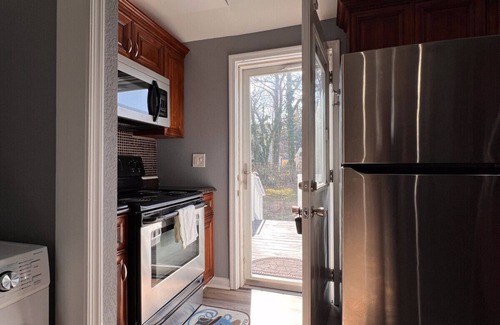 Hampton House | Large 2 bedroom | Queen beds | Safe Area