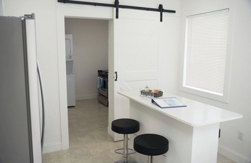 Ortona North Apartment | Large 2 bedroom with Oceanview across from Beach!